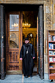 Priester kommt aus der Sioni-Kathedrale der Mariä-Entschlafung, Tiflis, Georgien, Caucaus, Eurasien