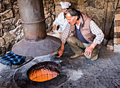 Traditionelle Weise des Backens des Brotes im Tandoor, Armenien, Caucaus, Eurasien
