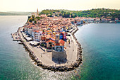 Piran, Slowenisch Istria, Slowenien, Luftaufnahme der Stadt umgeben vom Mittelmeer
