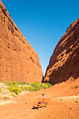 Uluru-Kata Tjuta Nationalpark, Nordterritorium, Zentralaustralien, Australien, Tourist, der in den Walpa Schlucht-Weg in Kata Tjuta (das Olgas)