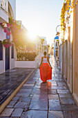 Oia, Santorini, Griechenland Mädchen zu Fuß auf Oia Street, Santorini