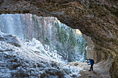 gefrorener Wasserfall in der Höhle Europa, Italien, Trentino-Südtirol, Trient, Non-Tal, Tret Stadt