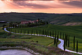 Baccoleno Bauernhaus bei Sonnenuntergang, Asciano, Crete Senesi, Provinz Siena, Italien, Europa.