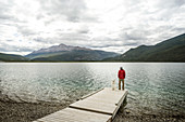 Muncho Lake British Columbia Mann und Hund am Dock