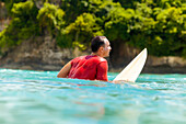 Surfer in Wasser warten auf Welle