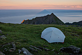 Wildcamping auf Gipfel von Veinestind, Moskenesøy, Lofoten, Norwegen