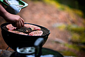 Rohes Fleisch und Würste auf Barbecue-Grill