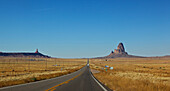 Leere Straße durch die Wüste in Monument Valley, Arizona, USA