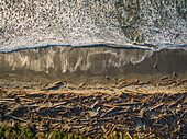 Haufen Treibholz am Strand von Forks, Washington