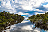 Wolken über ruhige Mündung auf Tierra del Fuego, Argentinien