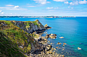 Schöne Landschaft der Küste, Presquile de Crozon, Regionaler Naturpark Armorica, Roscanvel, Finistère, Bretagne, Frankreich