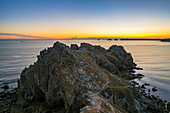 Schöne Landschaft der Küste bei Sonnenuntergang bei Pointe de Dinan, Presquile de Crozon, Regionaler Naturpark Armorica, Crozon, Finistère, Bretagne, Frankreich