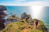 Junge Frau Wandern auf Klippen mit Blick auf den Ärmelkanal, Etretat, Normandie, Frankreich