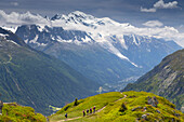 Fernsicht von Wanderern Wandern von Aiguillette Des Posettes in das Chamonix-Tal