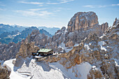 Blick auf die Rifugio Lorenzi bei Forcella Staunies in der Monte Cristallo Range in den Dolomiten, Italien