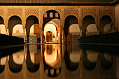 Reflexion der Alhambra Palace in einem Pool in Granada, Spanien