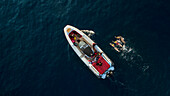 Eine Luftaufnahme von einem Motorboot im Mittelmeer mit drei Lady Schwimmer