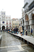 Tourist überfüllt in Pizza San Marco in Venedig, Italien