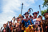 Gruppe von Männern stehen mit Speeren auf Pasola Festival, Insel Sumba, Indonesien