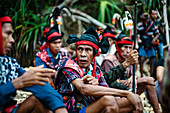 Männer Teilnahme an der Zeremonie vor Pasola Festival, Sumba Island, Indonesien