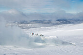 Zwei Backcountry-Skifahrer steigen zum höchsten Berg von Hokkaido auf
