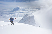 Bergsteiger kommen aus Denali in Alaska, dem höchsten Berg Nordamerikas. Wolken kommen herein.