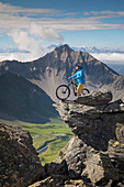 Mountainbiker stehend auf Felsen nahe dem Weisshorn in der Schweiz