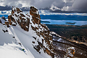 Ein Mann, der im Backcountry von Cerro Catedral, Argentinien Ski fährt