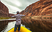 Rückansicht des Mannes Angeln vom Floß im Grand Canyon