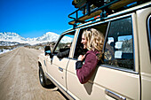 Eine Gruppe von Freunden ging in die östliche Sierra Nevada in einem Allrad-Truck für eine Backcountry Ski Trip