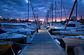 'Bewölkter Sonnenuntergang auf einem Jachthafen in Lorient. Lorient; Breton: Ein Oriant, ist eine Kommune und ein Seehafen im Departement Morbihan in der Bretagne im Nordwesten Frankreichs.'