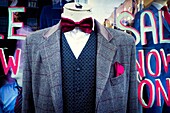 Nahaufnahme eines kopflosen Mannequins, das einen Tweedblazer, eine Weste, ein Hemd und eine Fliege trägt. Petticoat-Gassenmarkt, East End, London, England