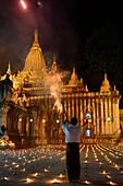 Myanmar, Bagan, Ananda Tempel, Thadingyut Festival von Lichtern, Feuerwerk.