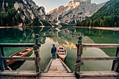 mann am Bootshaus am Pragser Wildsee, Dolomten, Südtirol, Trentino,  Italien, Europa
