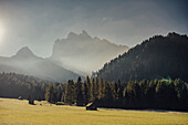 Landschaft mit einzelnen Holzhütten, Dolomten, Südtirol, Trentino,  Italien, Europa