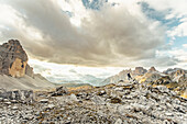 Mann steht in der Landschaft bei den Dolomiten, Südtirol, Trentino,  Italien, Europa