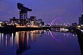 Kran und Brücke am River Clyde, Glasgow, Schottland