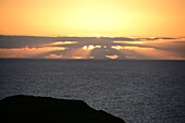 Sonnenuntergang über dem Meer am Glengorm Castle bei Tobermory, Insel Mull, Schottland