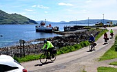 Radfahrer an der Fähre bei Kilchoan, Westküste südlich von Mallaig, Schottland
