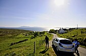 2 Personen und Auto auf Landstrasse, bei Elgol, Isle of Skye, Schottland