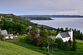 Kirche und Häuser bei Uig im Norden der Isle of Skye, Schottland