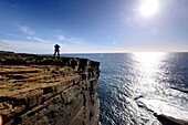 Mann auf den Klippen der Westküste von Mainland, Orkney Inseln, Äußere Hebriden, Schottland
