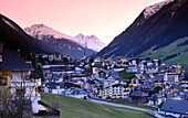 Blick auf Ischgl, Winter in Tirol, Österreich