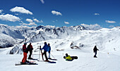 Skifahrer im Skigebiet von Samnaun, Schweiz, Skiarea von Ischgl, Winter in Tirol, Österreich