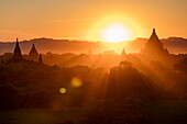 Silhouette von Pagoden und Stupas bei Sonnenuntergang von Shwesandaw-Pagode aus gesehen, Bagan, Mandalay, Myanmar
