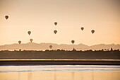 Heißluftballons über den alten Tempeln von Bagan bei Sonnenaufgang von Ayeyarwady (Irrawaddy) Flusskreuzfahrtschiff Anawrahta (Heritage Line) aus gesehen, Bagan, Mandalay, Myanmar