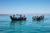Fischerboote im Meer vor dem Strand Ngapali Beach, Ngapali, Thandwe, Myanmar