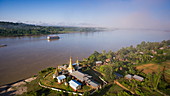Luftaufnahme von Ayeyarwady (Irrawaddy) Flusskreuzfahrtschiff Anawrahta (Heritage Line) nahe goldener Pagoden der Insel Shwe Paw, nahe Shwegu, Kachin, Myanmar