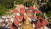 Luftaufnahme von goldenen Pagoden und Stupas der Insel Shwe Paw, nahe Shwegu, Kachin, Myanmar