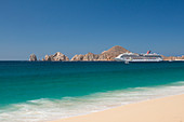 Kreuzfahrtschiff am Strand von Medano in Cabos San Lucas, Halbinsel Baja California, Mexiko